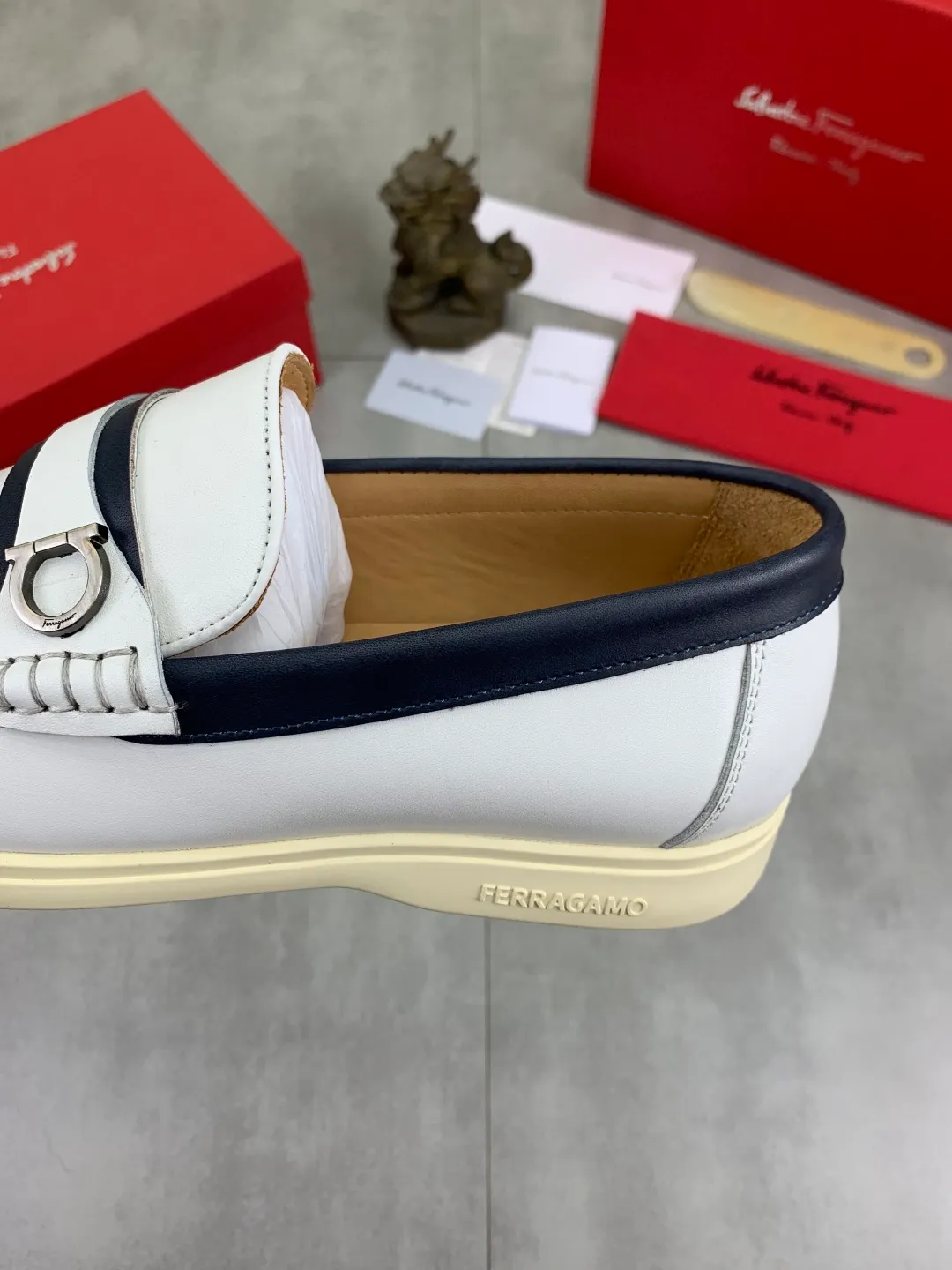 Men's Men's Shoes 💰P580💰[New Style] Water-dyed Niuli 🆘[Salvatore Ferragamo] Ferragamo's latest casual business leather shoes for men! Listed simultaneously! The fabric is made of specially imported original calfskin, and the interior is made of imported water-dyed cowhide. It is absolutely luxurious and leads the fashion trend. Matching code: 38-44 (45 and 46 can be customized) Black, brown and burgundy colors available